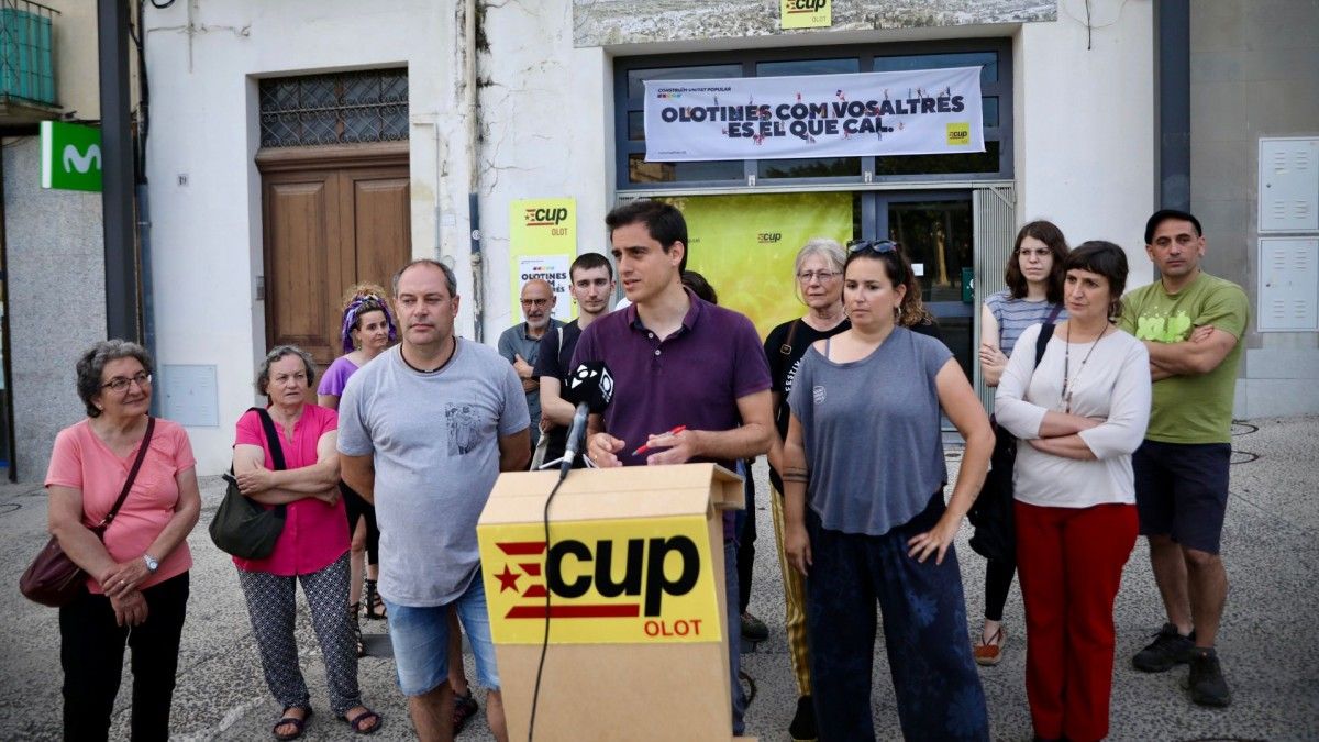 Jordi Gasulla i altres membres de la CUP aquest dilluns a la tarda davant el local del partit