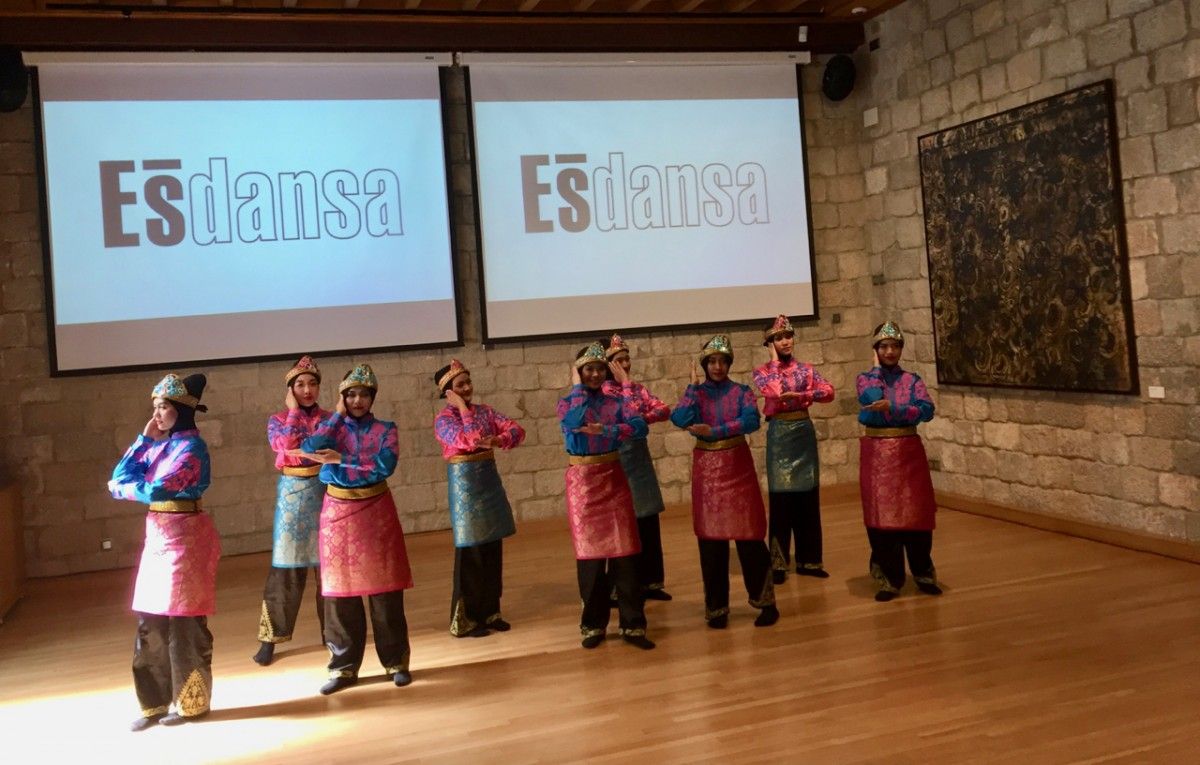 El grup Bireun Seudati, de la Petita Harapan University (illa de Java) ha interpretat un fragment de «Saman», la dansa de les mil mans.