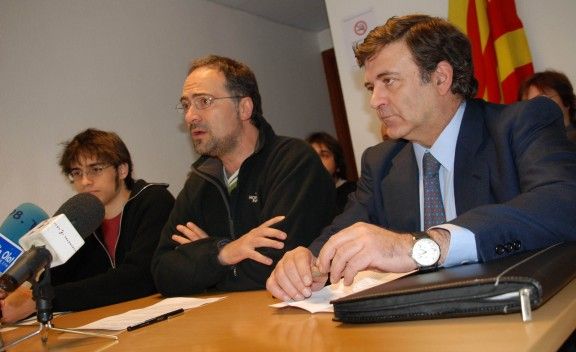 Alfons López Tena amb Jordi Feu i Jordi Gasulla, a la presentació d'Olot Decideix