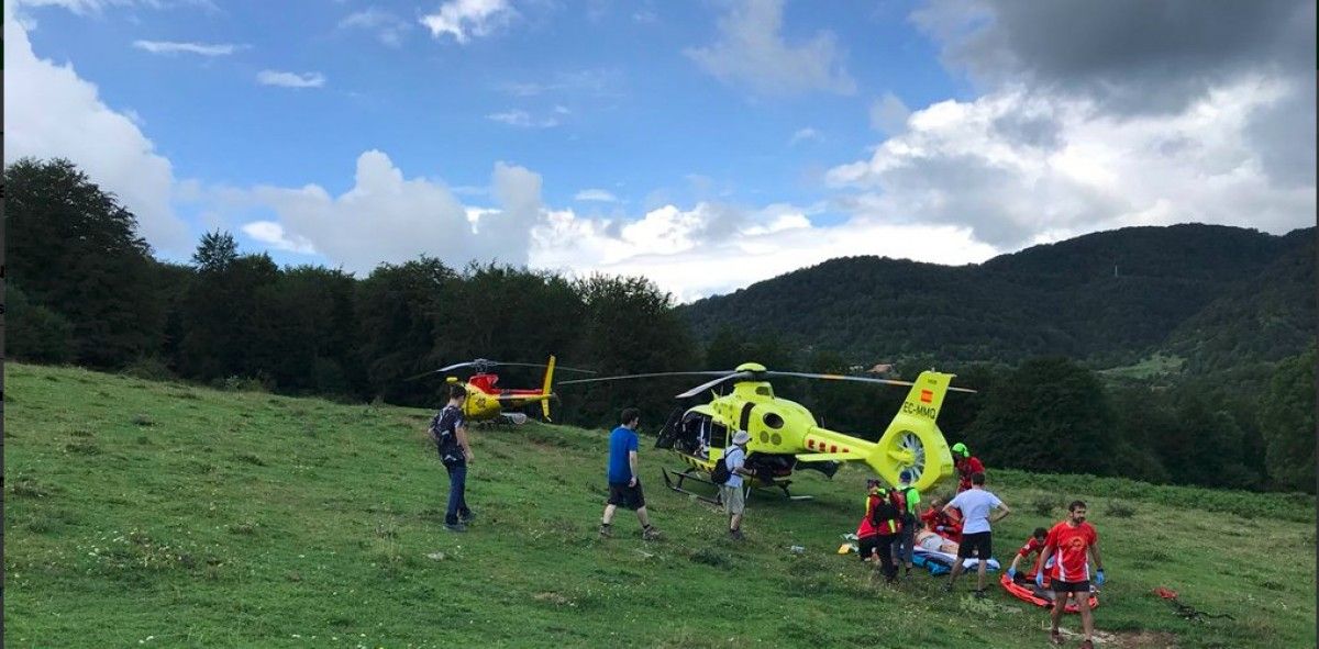 L'home ha estat rescatat i traslladat en helicòpter en estat crític a l'Hospital Josep Trueta.