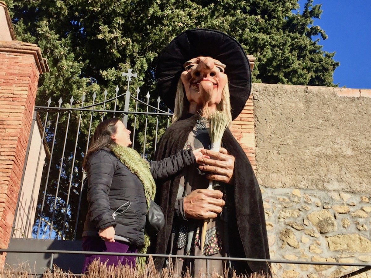 Estruga Maigarda, la bruixa del Mallol, presidirà el ball popular diumenge a la tarda.