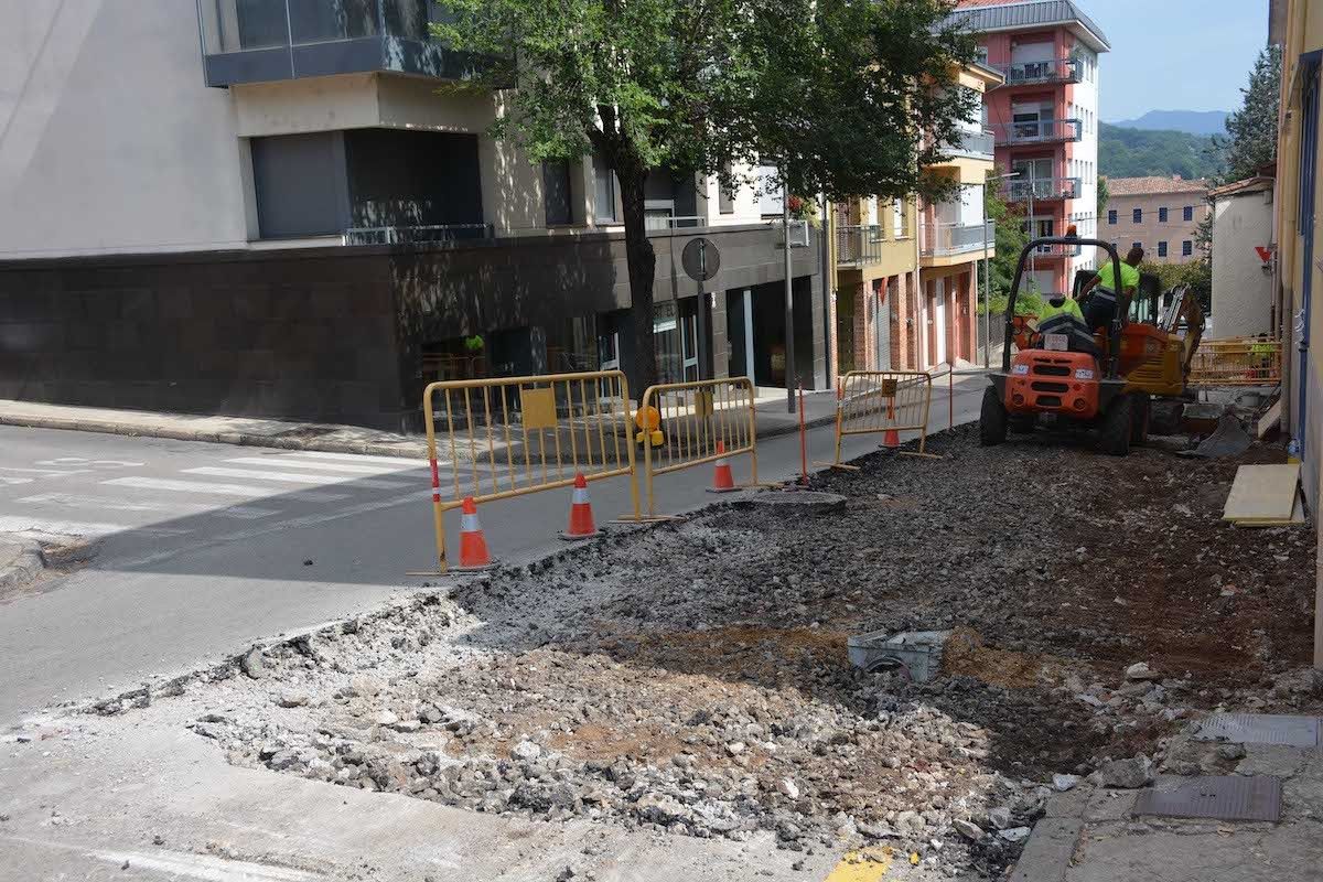 Treballs d'asfaltatge al carrer Macarnau d'Olot.