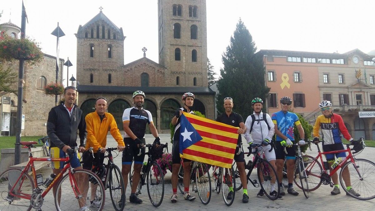 Els ciclistes que s'han reunit davant del Monestir per fer l'etapa Ripoll-Figueres