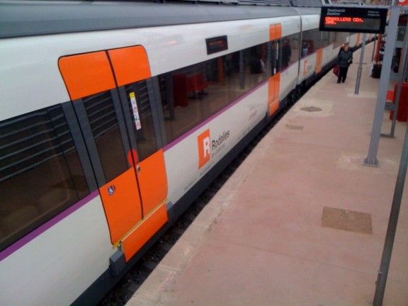 Un tren logotipat amb la nova imatge de Rodalia, a Sant Andreu Arenal.