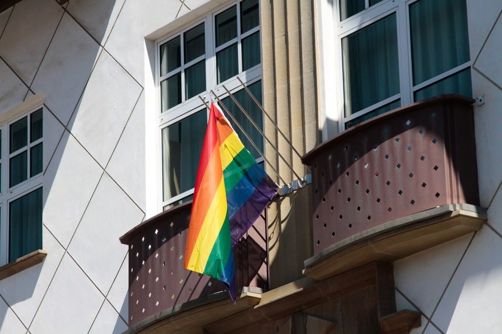 La bandera gai onejant a Olot contra l'homofòbia