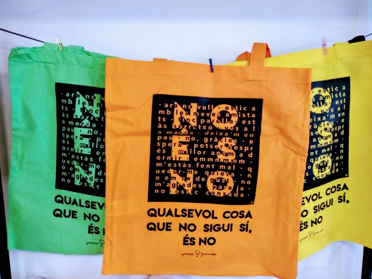 La campanya contra les agressions sexuals posa a la venda uns sarrons amb el lema d'enguany.