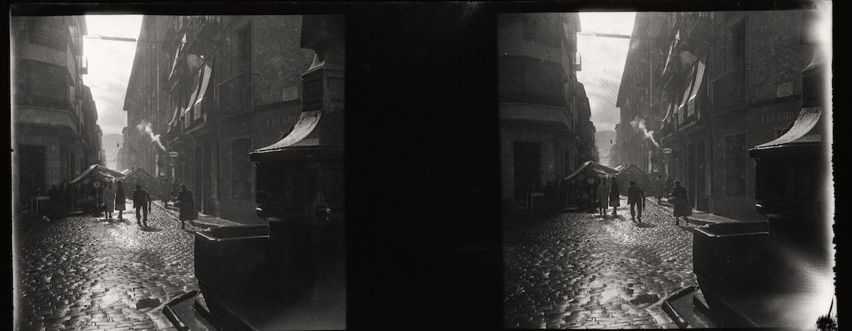 Imatge esteoscòpica d'un carrer d'Olot cap al anys quaranta del segle passat.