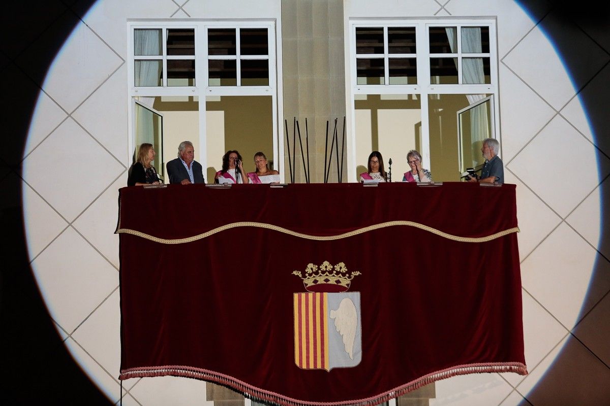 El balcó de l'Ajuntament d'Olot durant un pregó de Festes