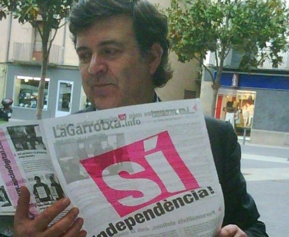 Alfons López Tena amb el diari a la mà.