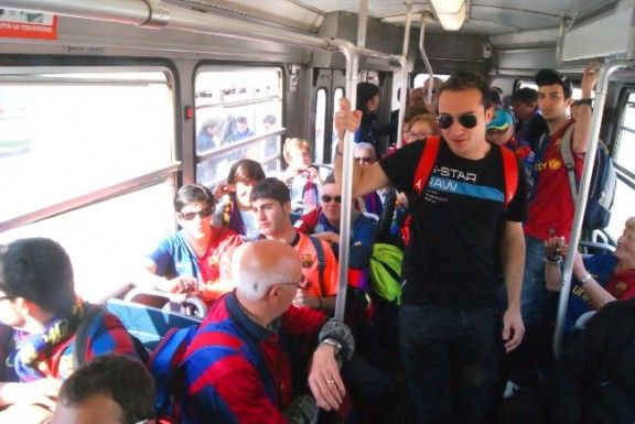 Un grup d'aficionats blaugranes, dins el tram milanès.