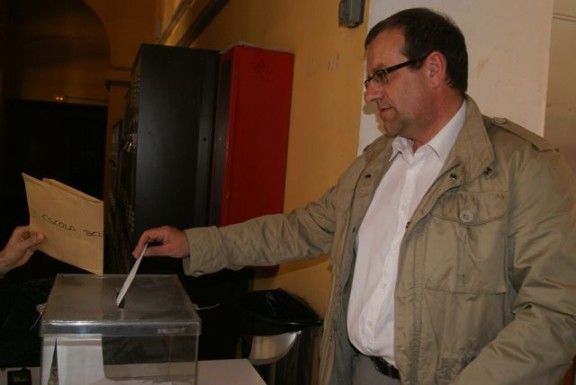 Un dels caps visibles de Reagrupament a Olot, Josep Ferrés, dipositant el seu vot.
