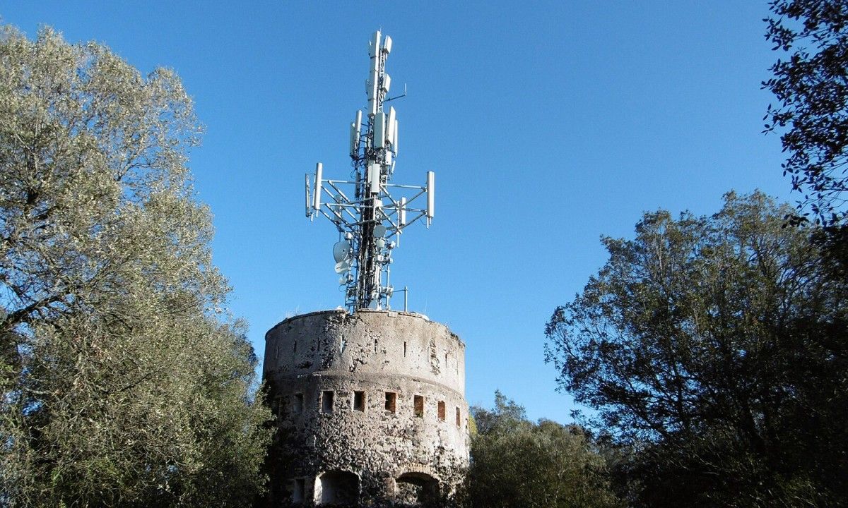 La torre de telecomunicacions de Montolivet d'Olot, la qual ha patit el boicot