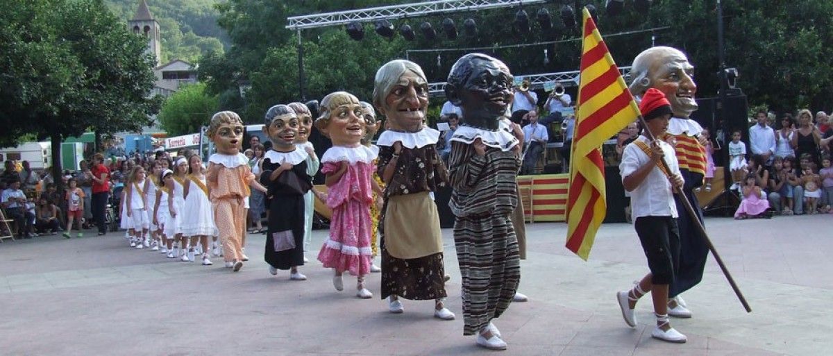 Els capgrossos i gegants surten pels carrers del municipi durant les festes de la Santa Espina.