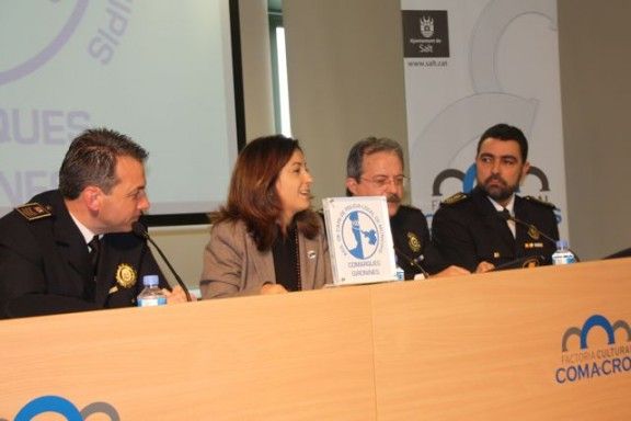 El cap de la Policia d'Olot, Ignasi López, a la dreta de la foto durant la presentació a Salt.