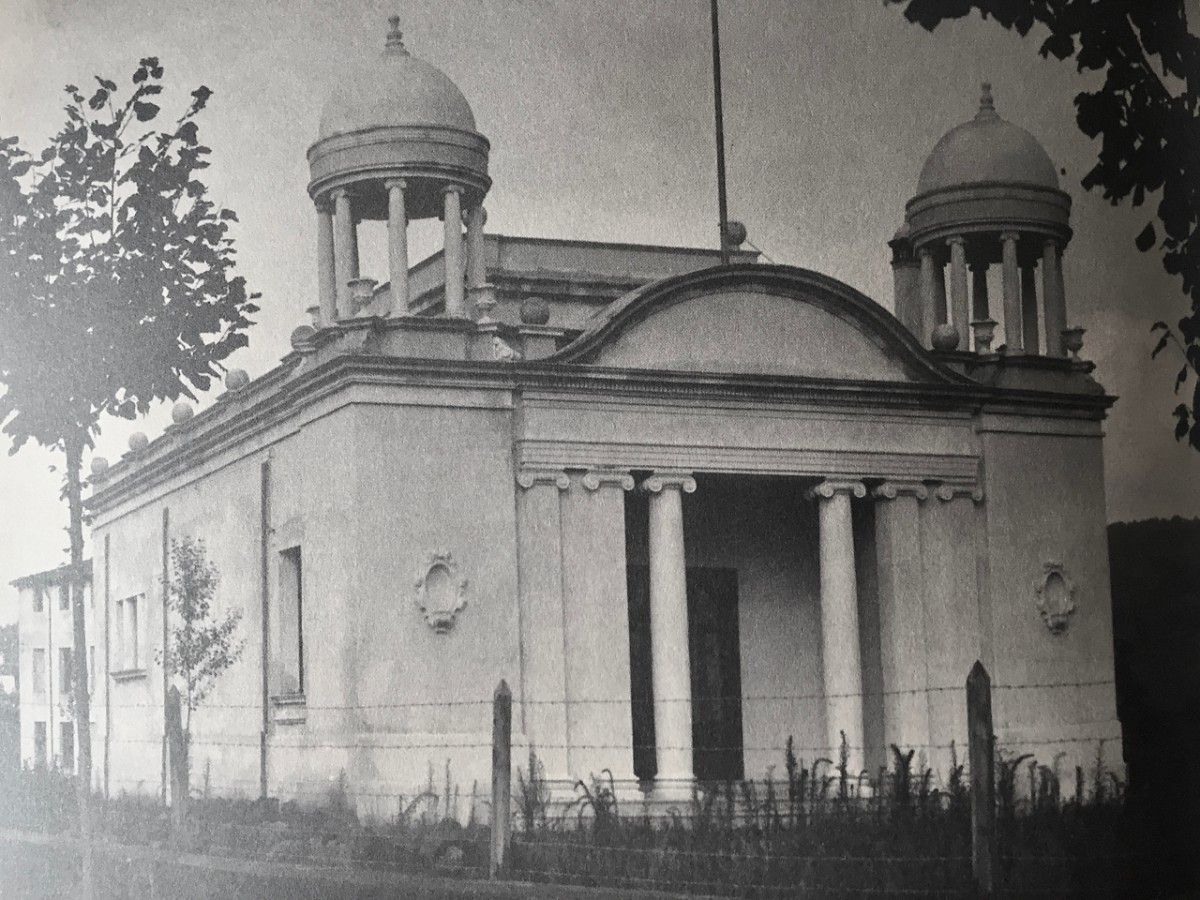 L'edifici neoclàssic de la Biblioteca Popular d'Olot s'alçava, del 1918 al 1966, en la incipient ciutat jardi del Pla dels Llacs.