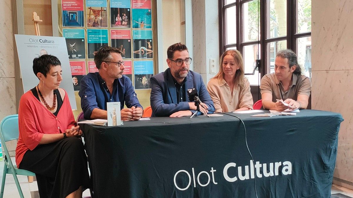 Els diferents programadors d'Olot Cultura en la presentació de la nova programació