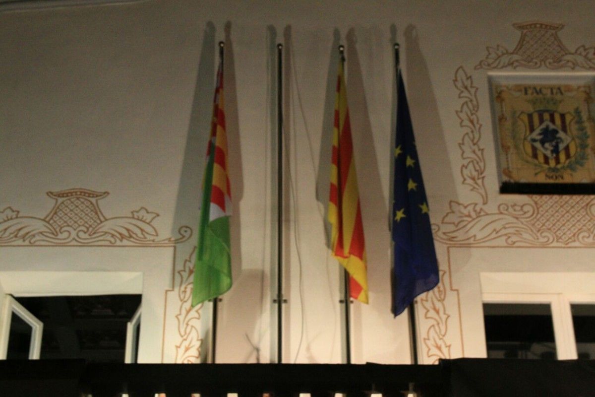 El balcó de l'Ajuntament de Cerdanyola sense la bandera espanyola.