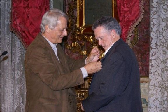 L'alcalde Lluís Sacrest, posant l'ala a Domènec Moli.