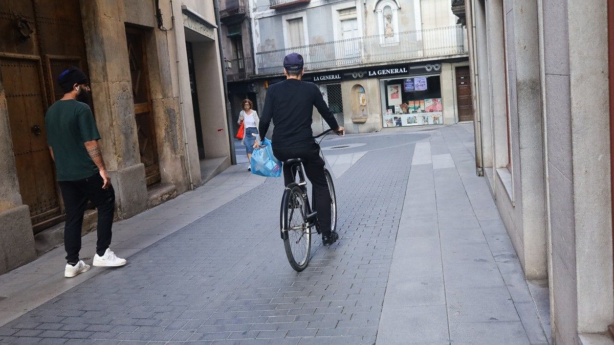 Una bicicleta en contra direcció pel centre d'Olot