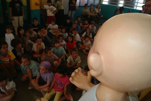 El gegant Joan Petit, observant als nens i nenes de l'Escola d'Expressió.