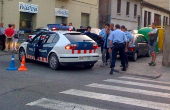 Just el moment en que membres dels Mossos d'Esquadra feien entrar al detingut al cotxe patrulla.