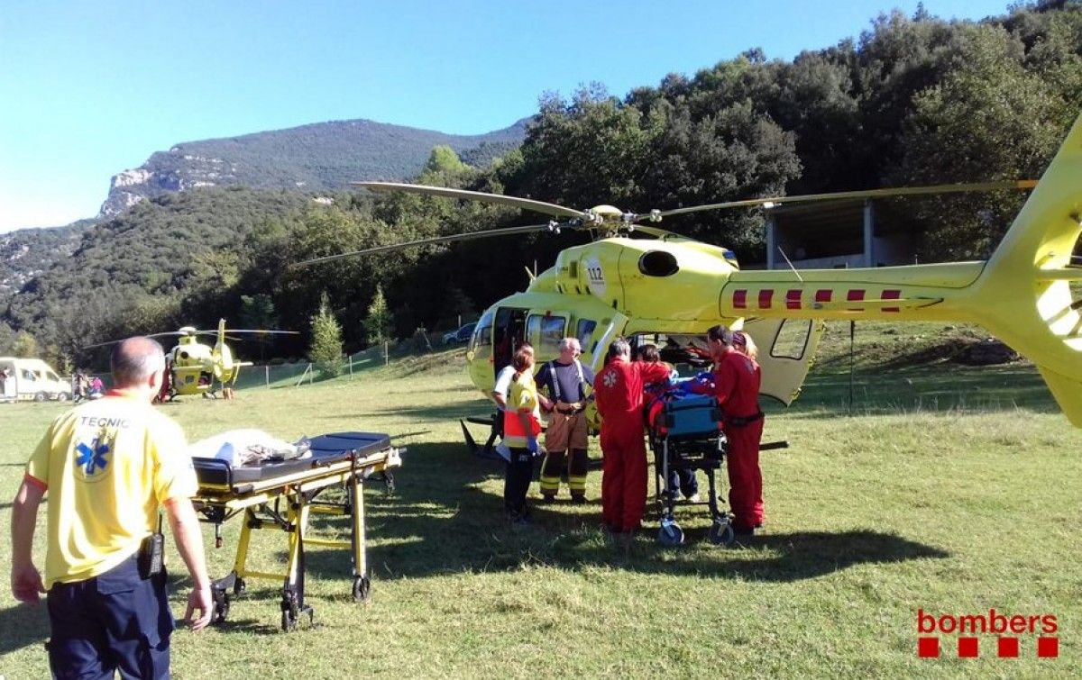 Imatge de l'evacuació amb helicòpter dels dos operaris ferits en l'accident aquest dilluns. 