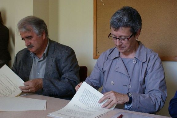 Joan Espona i Marta Selva signant el conveni.