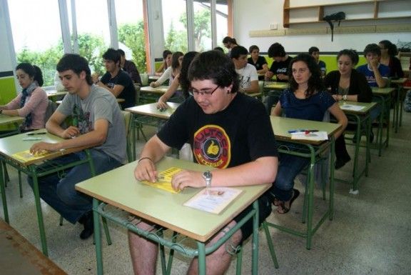 Un grup de futurs universitaris, abans de l'examen de Català a l'IES Montsacopa.