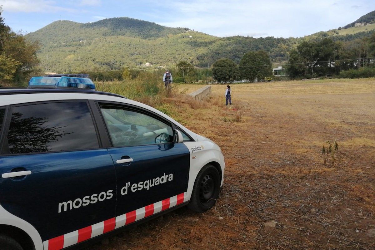 Un vehicle i diversos agents dels Mossos durant la recerca de l'home perdut.