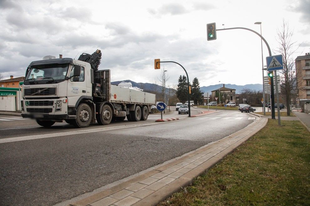 Mentre no es construeix la variant d'Olot, l'avinguda Sant Jordi pateix l'elevat trànsit de camions.