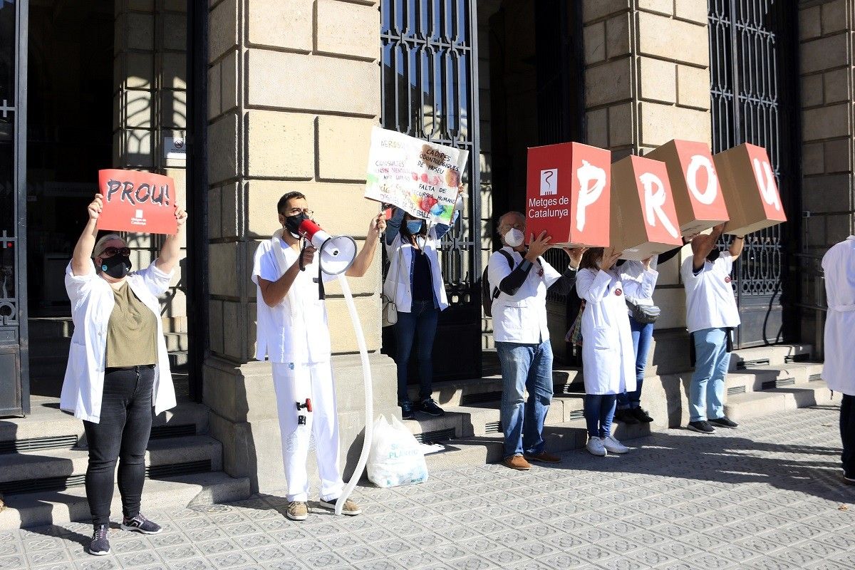 Metges de l'atenció primària protesten a les portes de l'ICS en el primer dia de vaga.