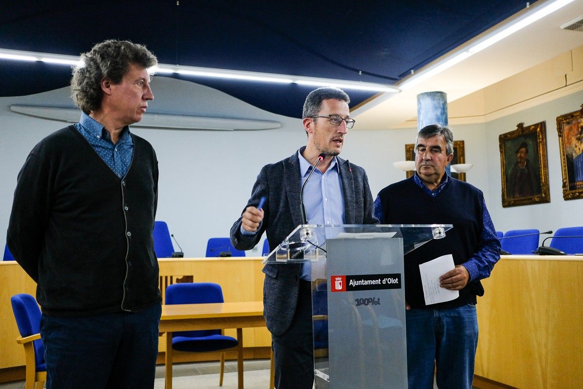 D'esquerra a dreta: Marian Vayreda (Patronat Fira del Dibuix), el regidor Estanis Vayreda i Josep Maria Ginabreda (Fira Ramadera), durant la presentació del programa d'enguany.