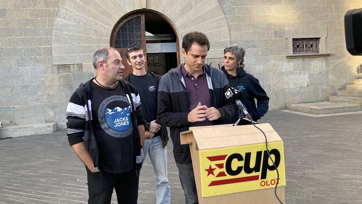 La CUP ha anunciat l'acord aquest dimarts a la tarda en una roda de premsa davant l'ajuntament