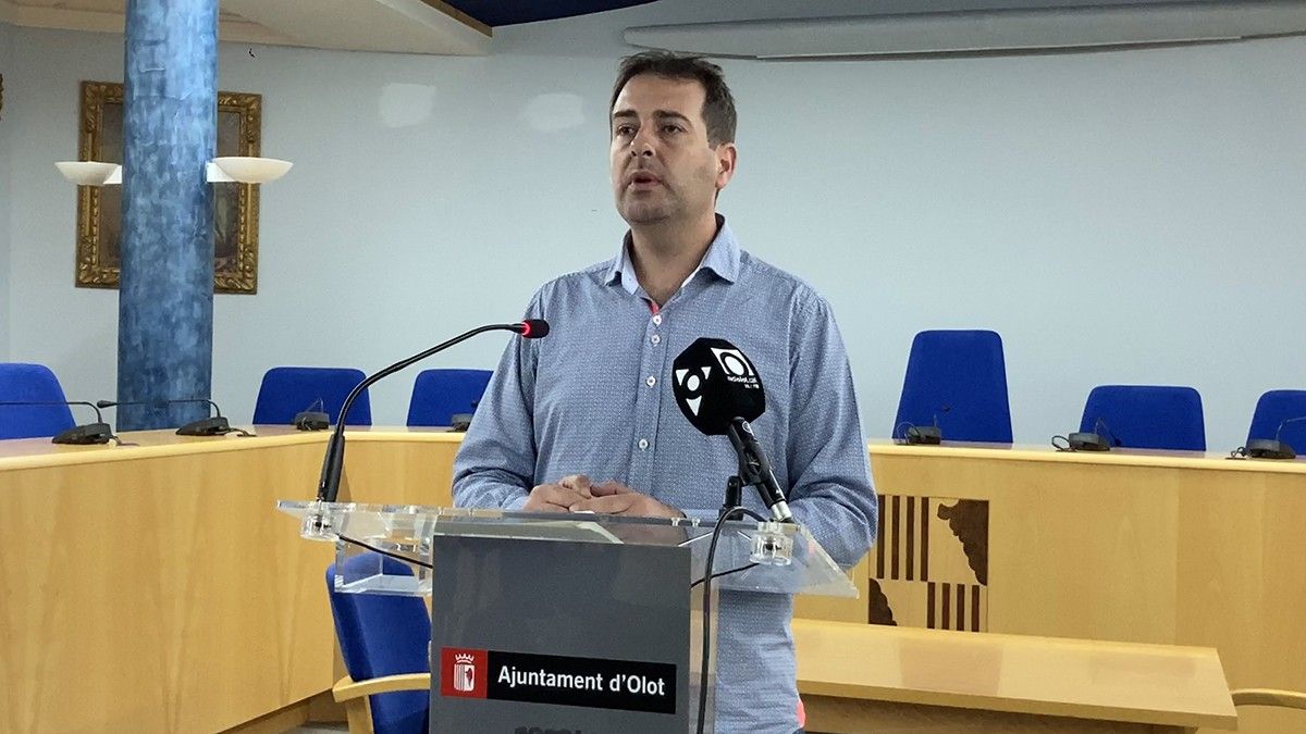 Jordi Rubió, portaveu d'Activem Olot, explicant l'acord aquest dimecres a la tarda