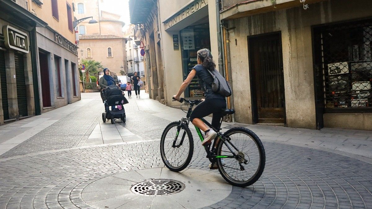 Una bicicleta pujant el carrer Sant Rafel d'Olot