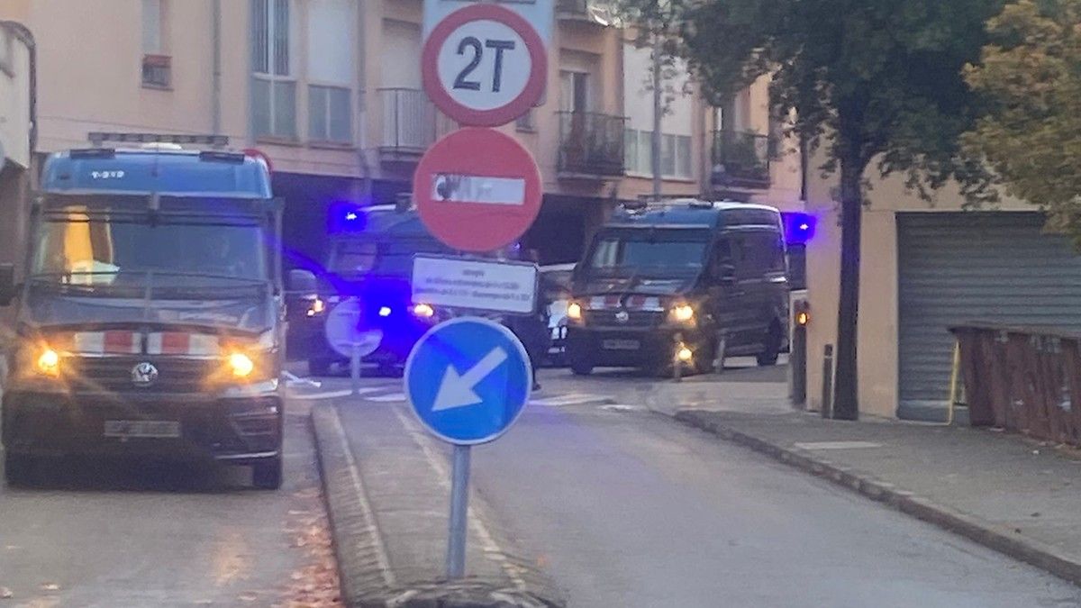 Imatges de l'operació al carrer Esglaiers d'Olot