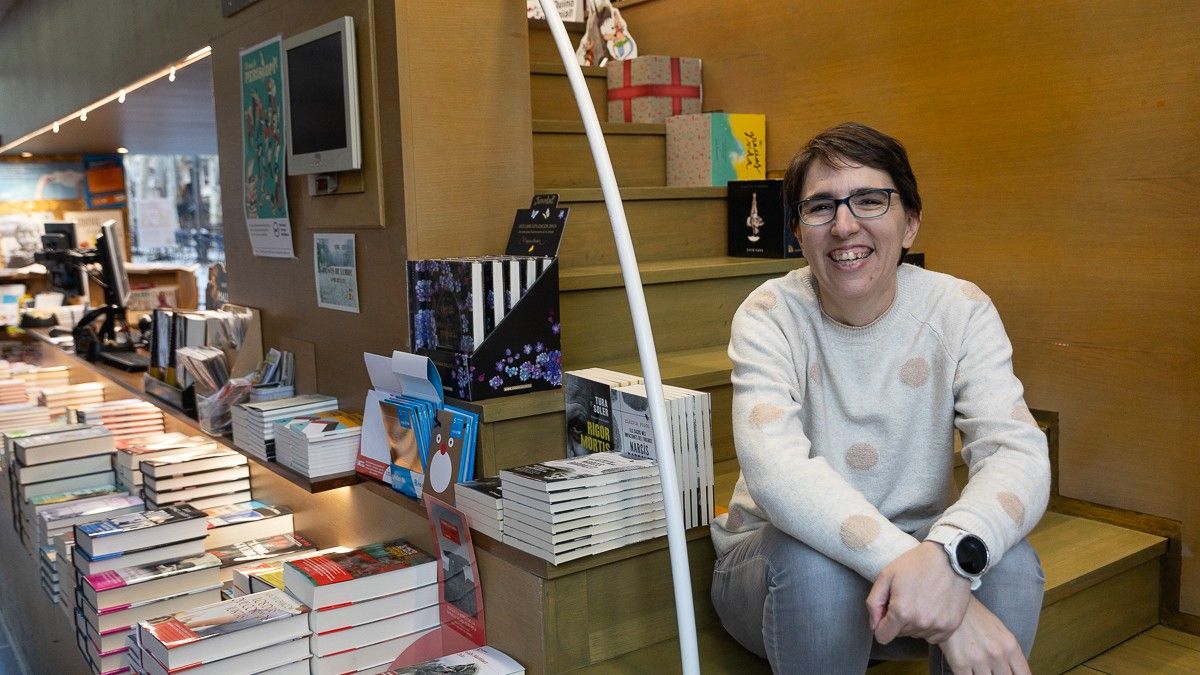 Irene Bonet fa dues dècades que és propietària de la llibreria Drac d'Olot