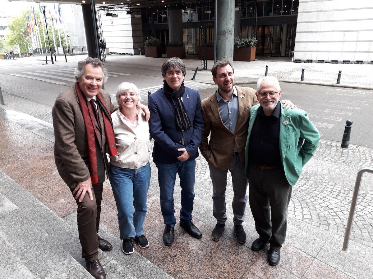 Vilanova al Parlament Europeu amb Ponsati, Puigdemont, Comín i Toni Roderic.