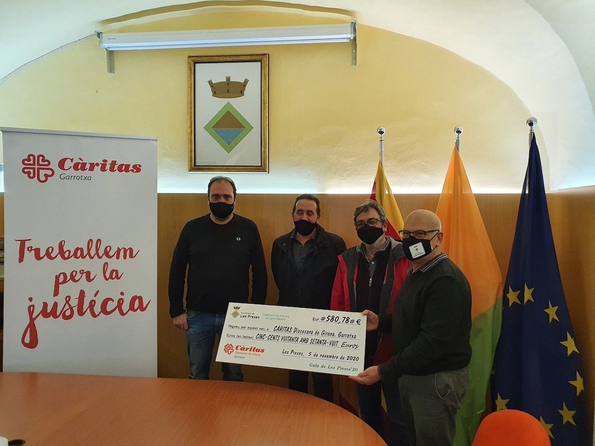 El moment de la donació del xec simbòlic a Càritas Garrotxa.