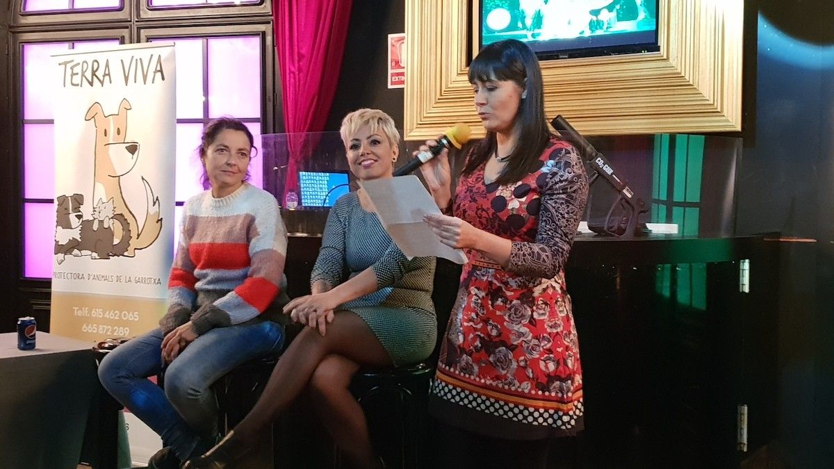 Laura Andrés, Isa Hilario i Ariadna Creus durant la presentació del calendari solidari.