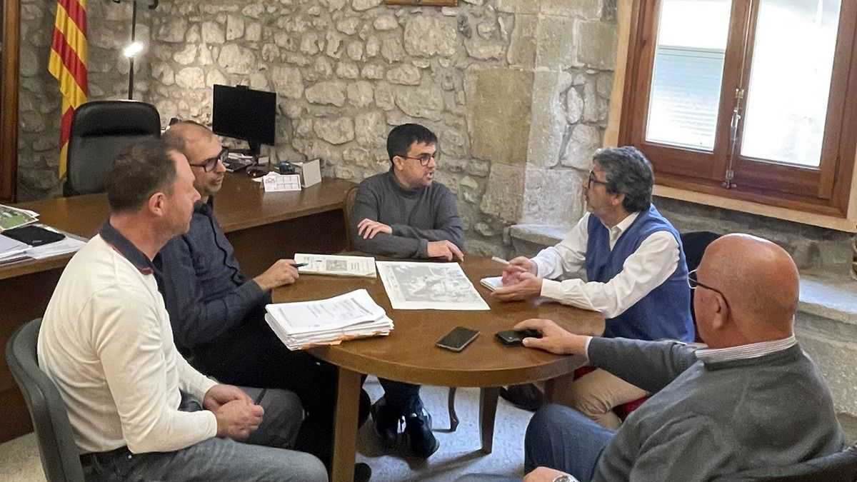 Imatge de la reunió d'aquest dimarts a l'ajuntament de les Planes