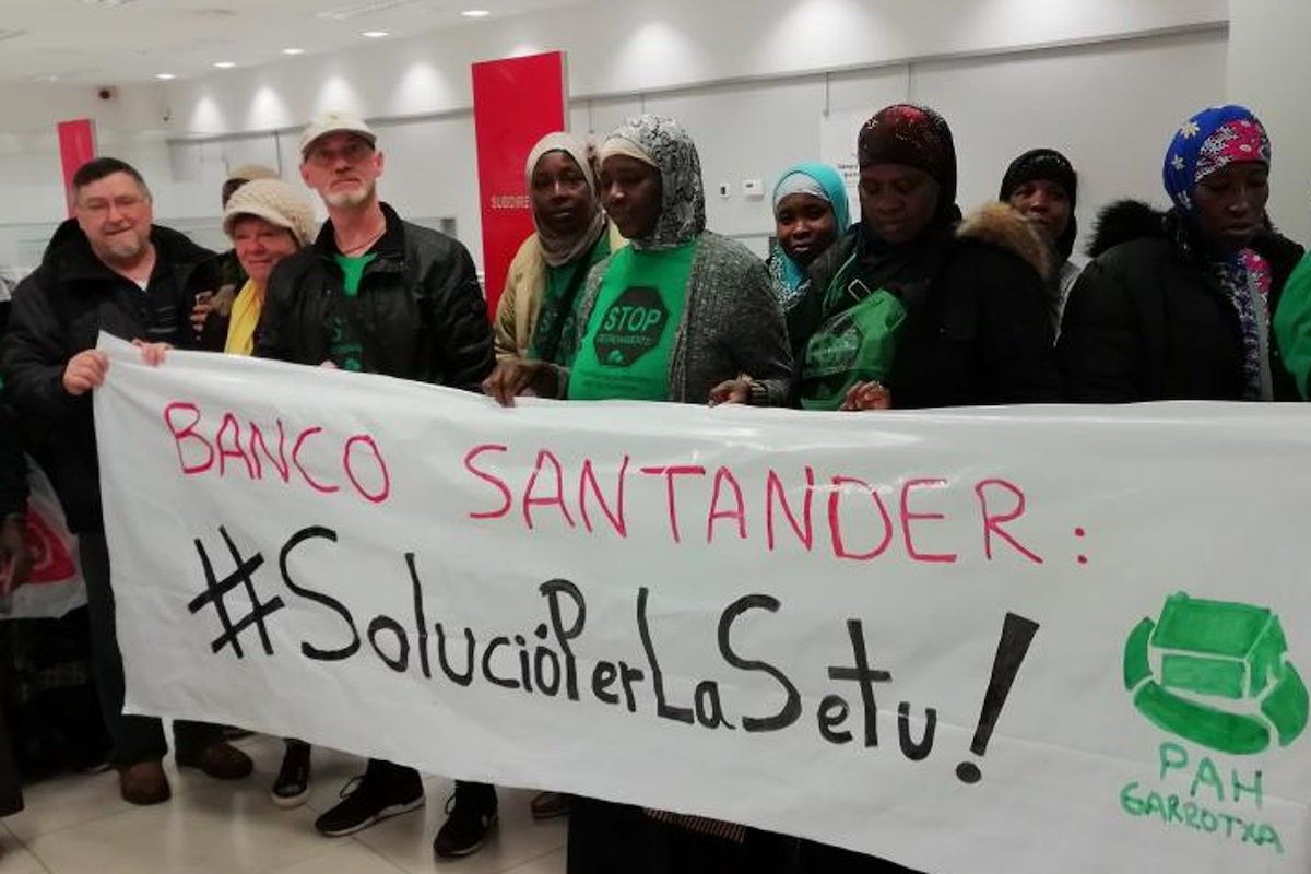 Membres de la PAH Garrotxa durant l'ocupació del Banco Santander a Olot.