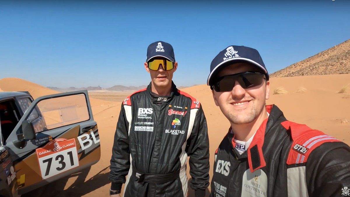 Joan Cairó amb el seu pilot Marcel al mig del desert