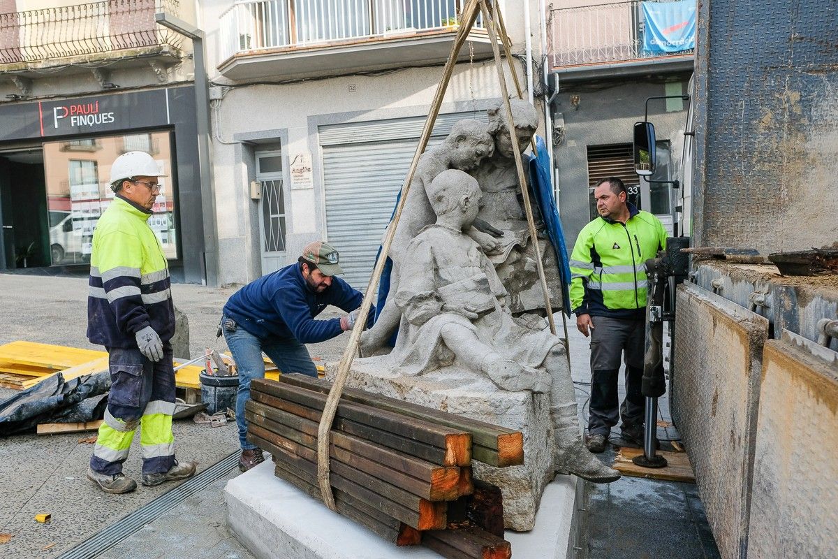 L'escultura de Miquel Blay presidirà a partir d'ara, junt amb la nova font, el Firal d'Olot.