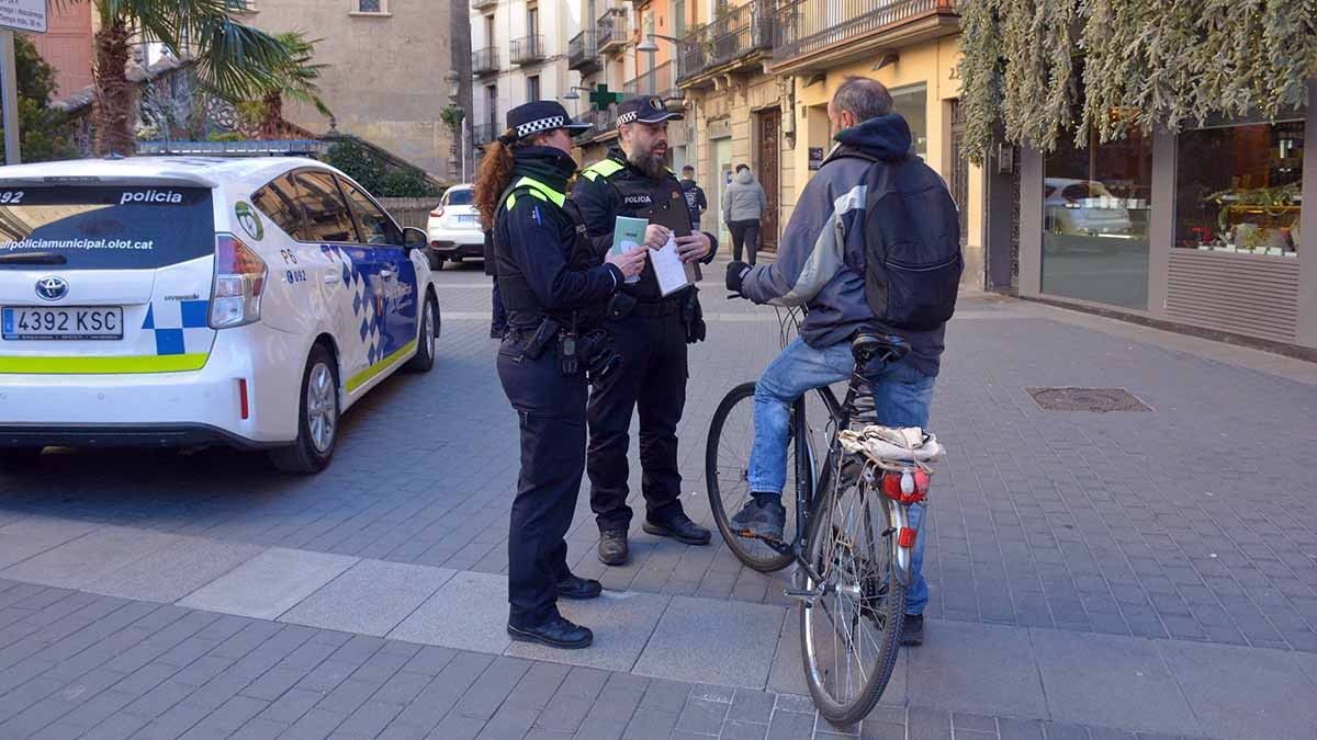 Agents de la Policia Local informant un ciclista aquest dilluns