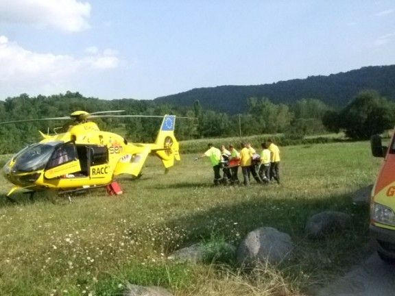 Els serveis mèdics entrant la víctima a l'helicòpter.