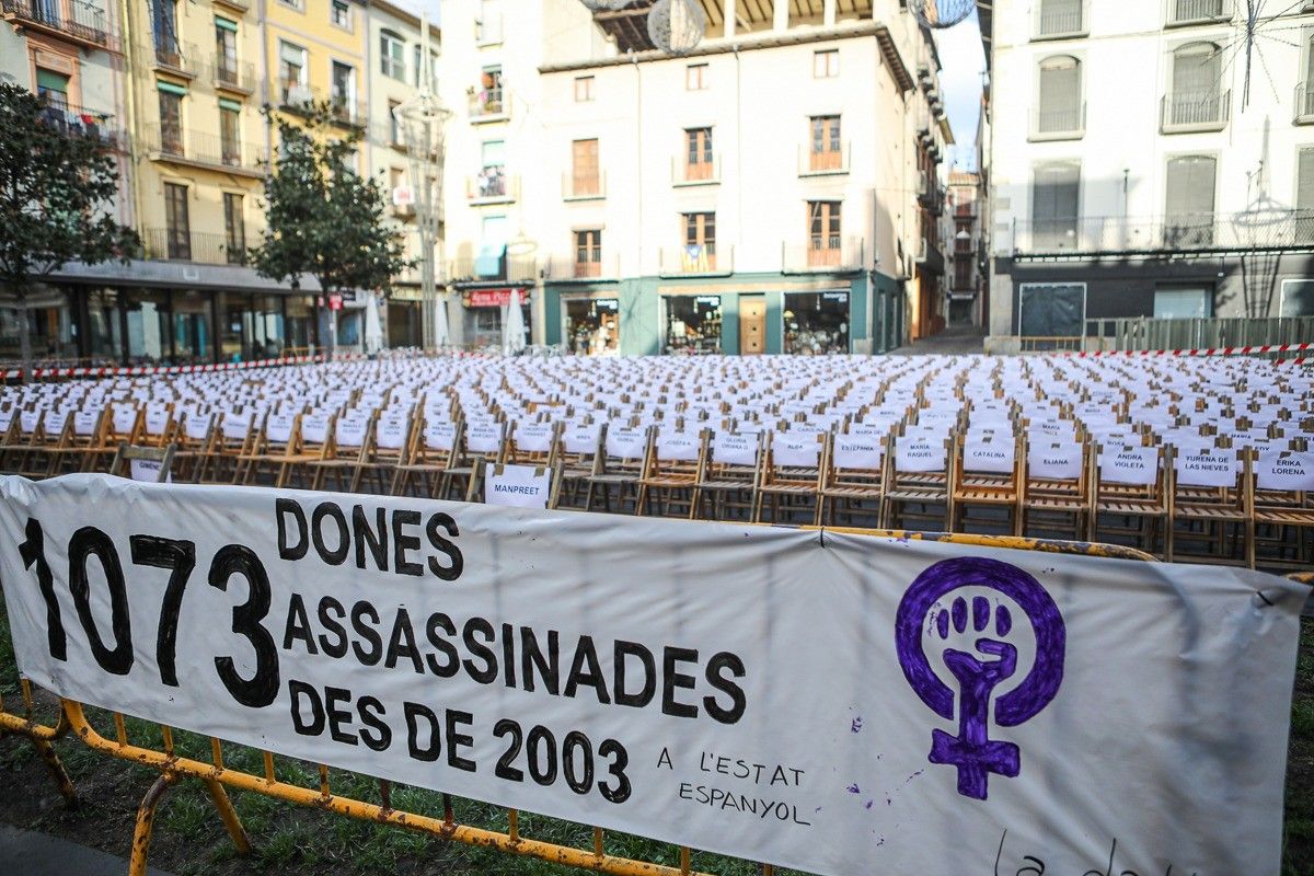 La plaça Major d'Olot amb les 1.073 cadires buides en una acció reivindicativa de 2020.