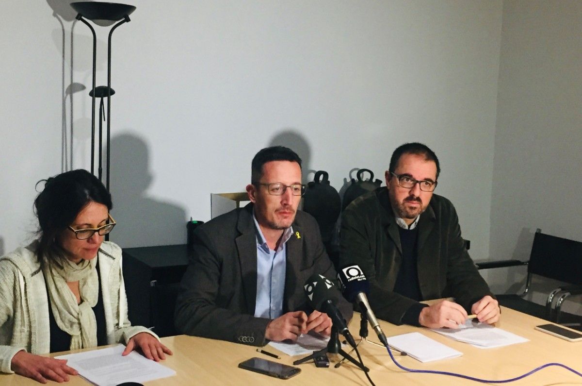 El regidor d'Olot, Estanis Vayreda, i el batlle de Sant Jaume de Llierca, Jordi Cargol, durant la presentació.