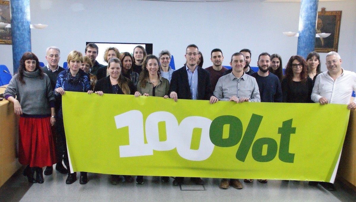 Foto de família de les noves empreses adherides al 100%t amb el regidor Estanis Vayreda.