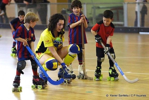 El Clínic amb els nens del CP. Lluçanès i les jugadores de la selecció catalana femenina d'hoquei patins.